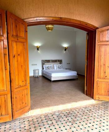Queen Suite with Pool View8