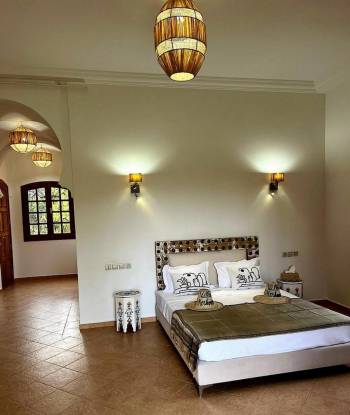 Queen Suite with Pool View23