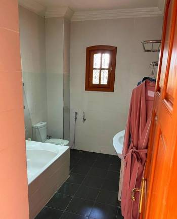 Queen Suite with Pool View3