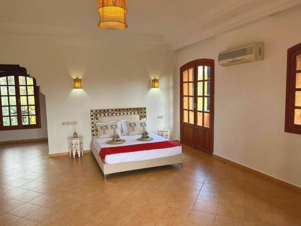 Queen Suite with Pool View