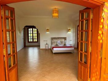 Queen Suite with Pool View8