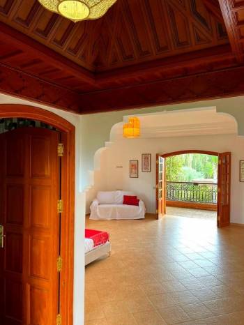Queen Suite with Pool View9